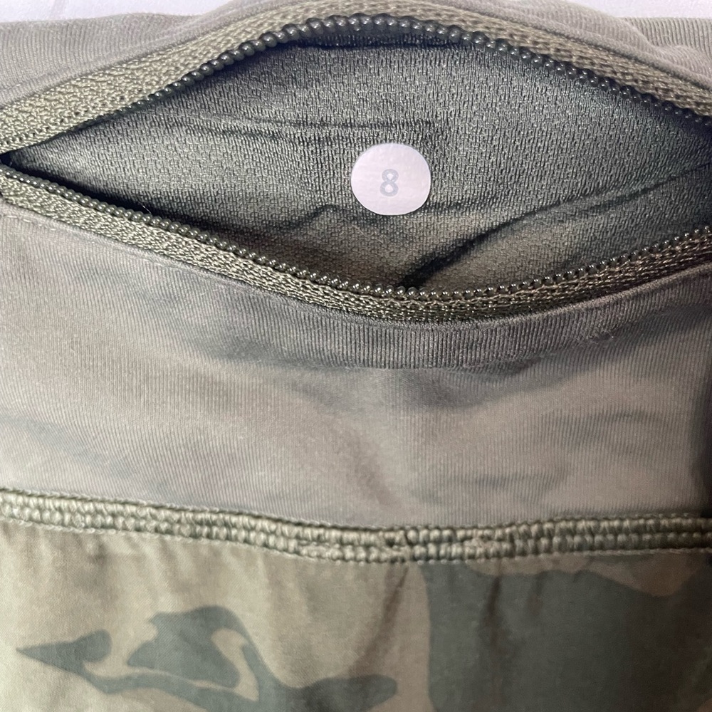 Lululemon Speed Shorts Savasana Camo Fatigue Green, Size 8 - Picture 3 of 4
